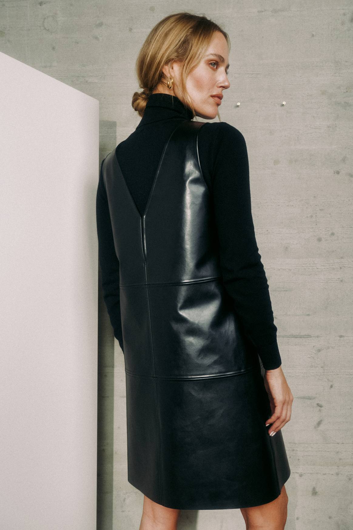 V-Neck Rückendetail des Kleides.