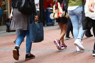 Tweedehands kledingwinkels schieten uit de grond