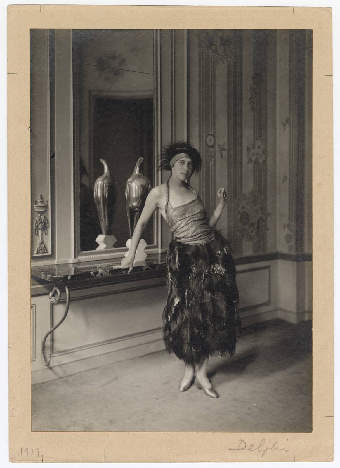 Delphi — Denise Poiret portant  la robe Mythe ou Faune de Paul Poiret 1919 Tirage gélatino-argentique.