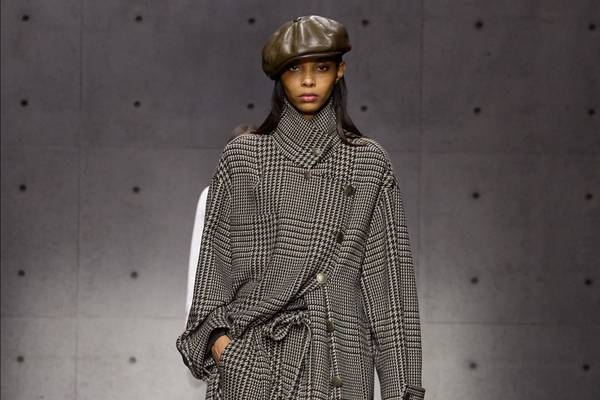 Emporio Armani: tradizione e leggerezza in passerella