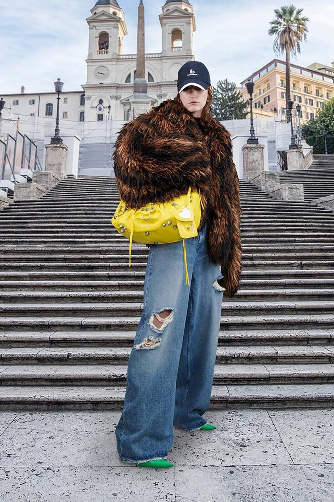 La vuelta al mundo de Balenciaga en 58 “looks” inclusivos, sostenibles y unisex