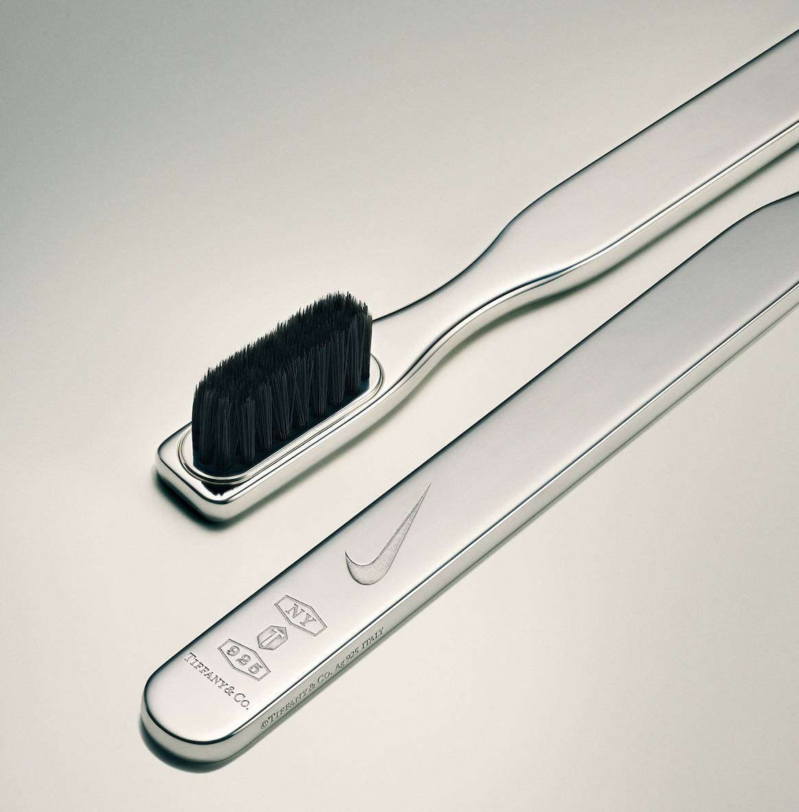 Photo Credits: Cepillo para calzado en plata de ley en edición limitada de la colección Tiffany x Nike. Tiffany&Co., fotografía de cortesía.