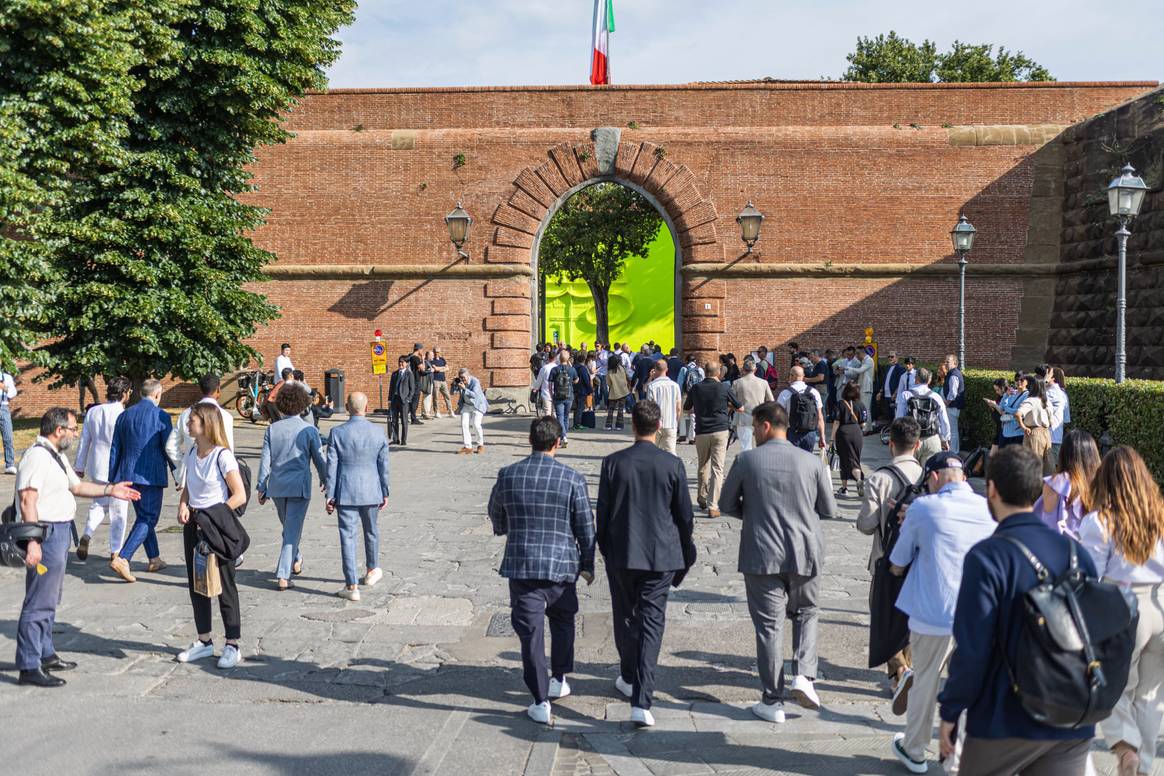 Créditos: Visitantes de camino a las salas de cuchillos de Pitti Uomo. Imagen: AKAstudio-Colectivo