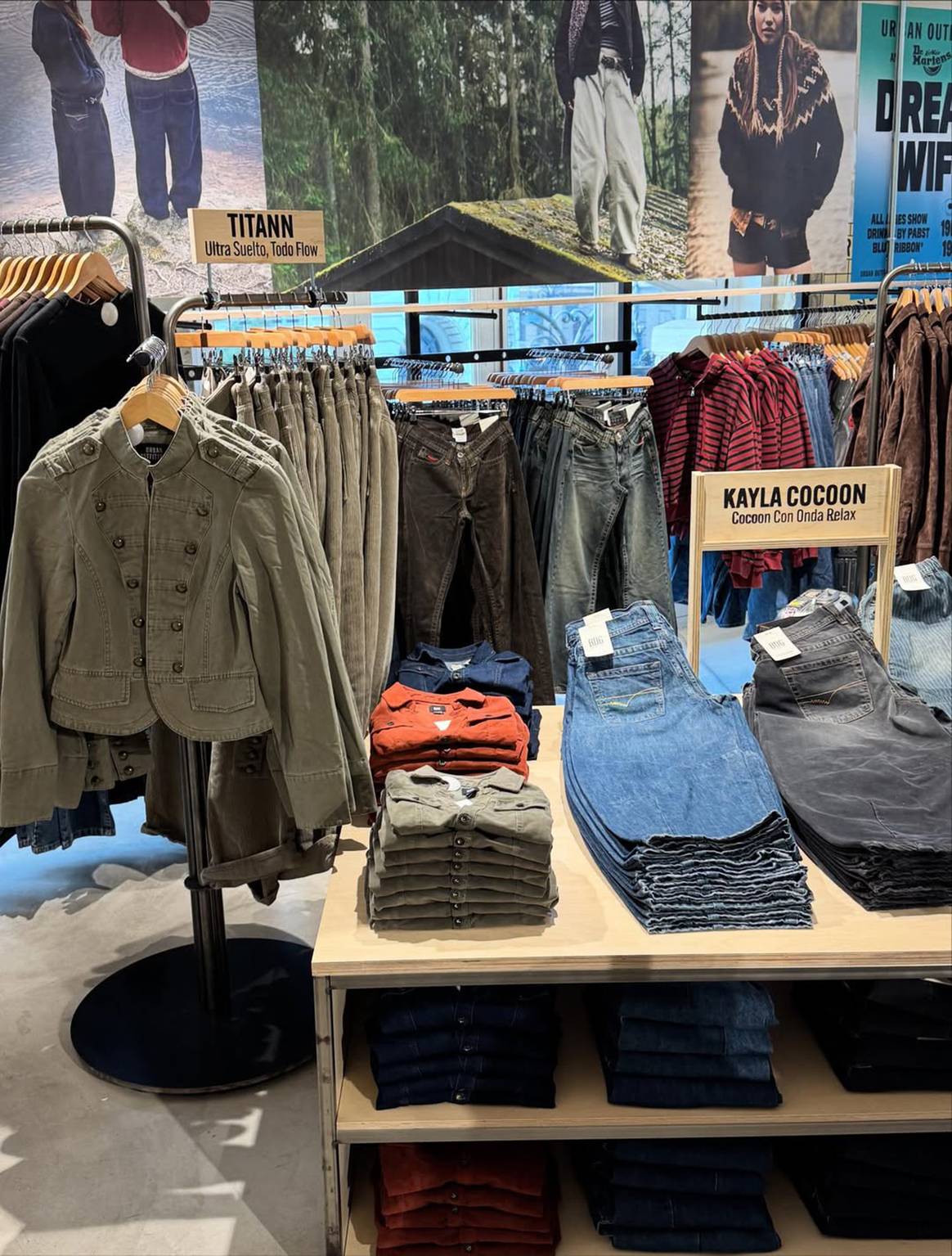 Tienda de Urban Outfitters en la plaza del Ayuntamiento de Valencia (España).