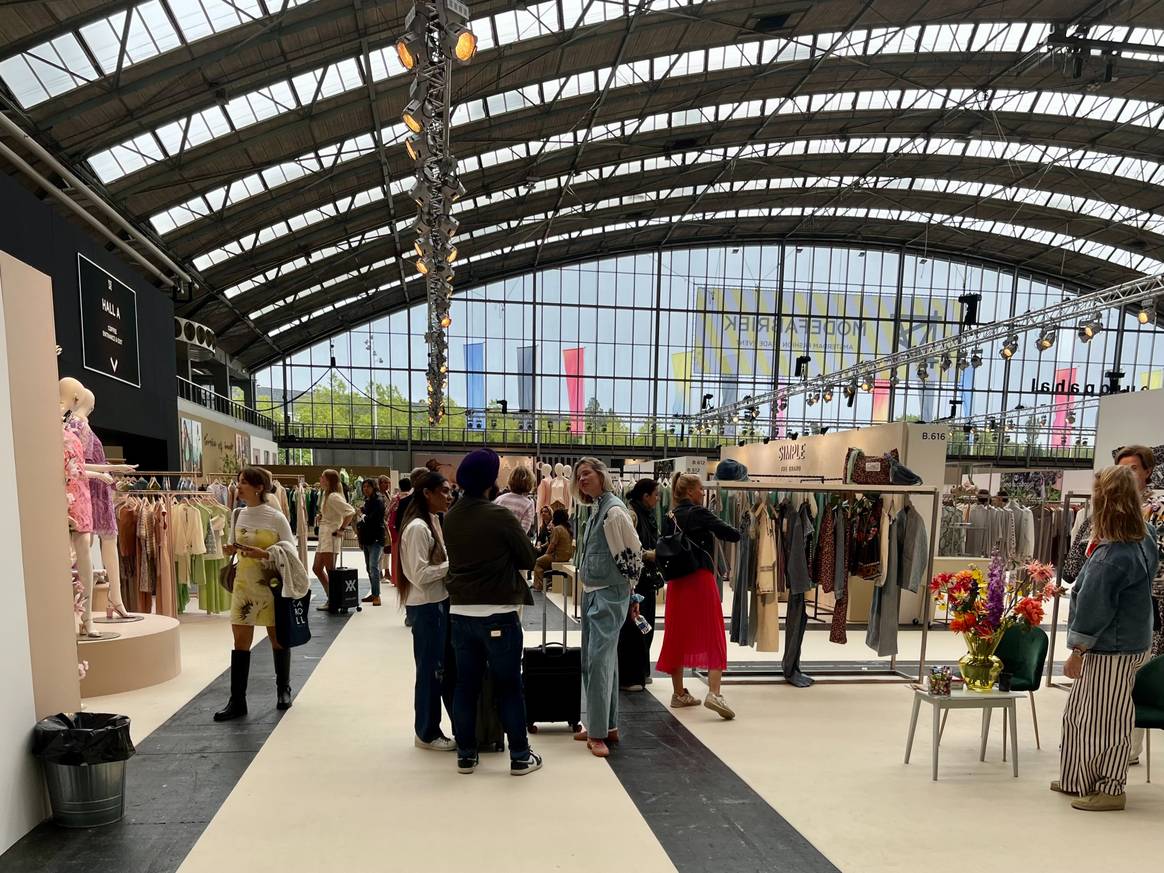 Bezoekers in de wandelgangen van Modefabriek SS25.