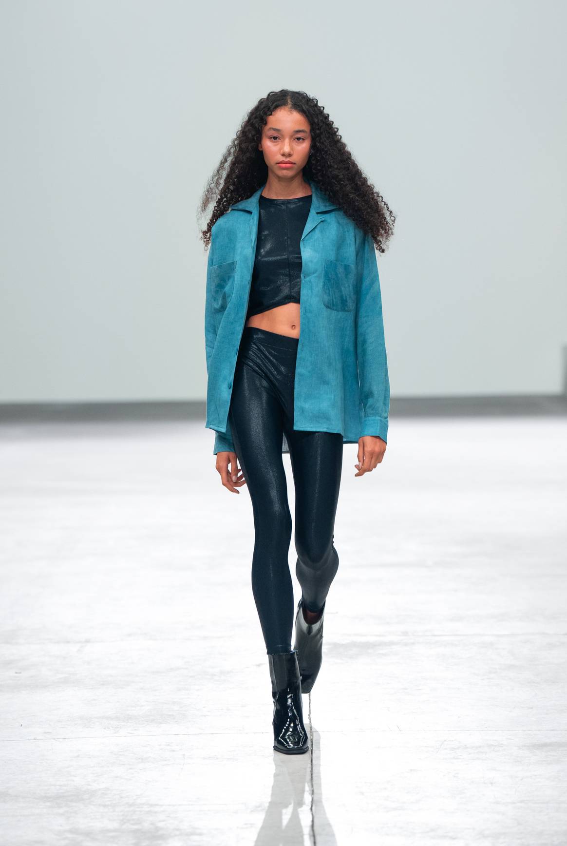 La diseñadora revive los looks capa sobre capa, configurando looks que pueden mezclarse para crear algo nuevo.