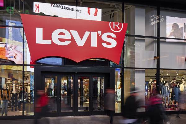 Levi Strauss registra una crescita dei ricavi netti del 4% nel terzo trimestre e rivede al rialzo le previsioni