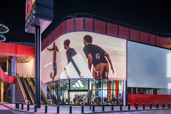 Adidas punta ad aumentare il fatturato di due miliardi di euro e prolunga il contratto con il ceo Bjørn Gulden