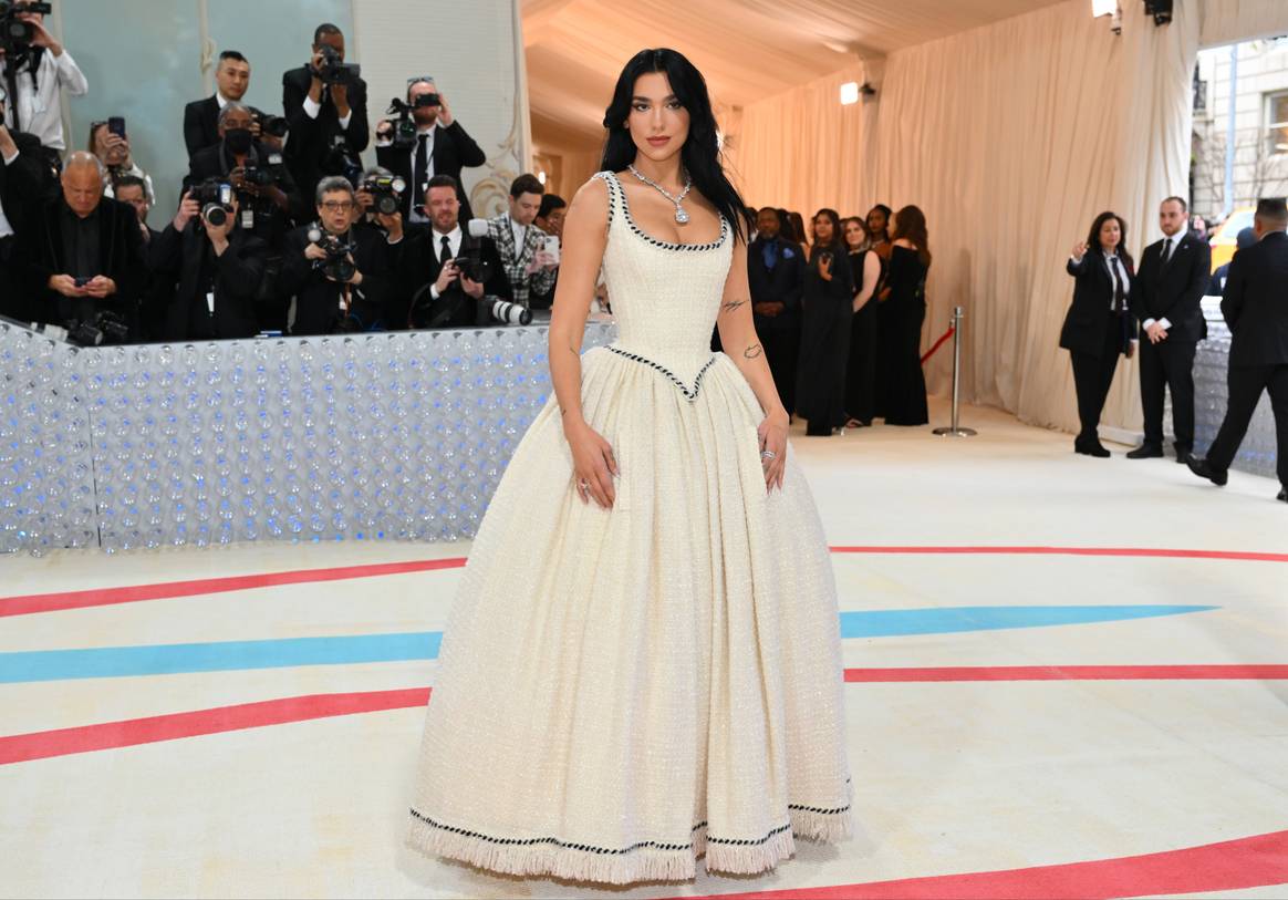 Dua Lip trägt Vintage Chanel auf der Met Gala 2023. Bild: Angela Weiss/ AFP