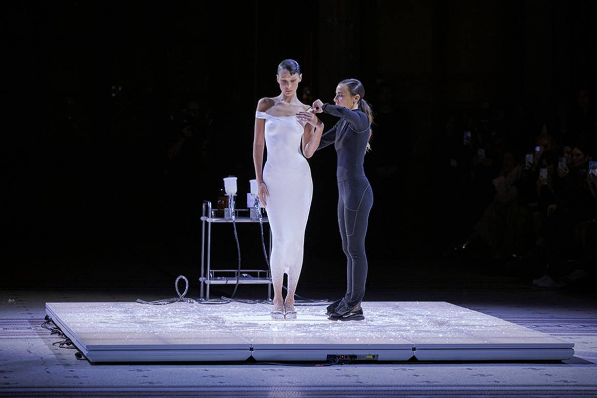 Bild: Die Kreation des "Instant"-Kleides von Bella Hadid während der Coperni-Modenschau.