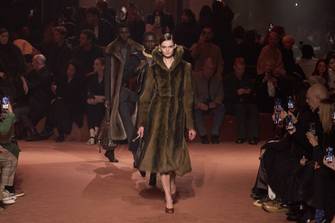 Condé Nast bannit la fourrure animale de ses éditoriaux : un tournant historique dans la mode