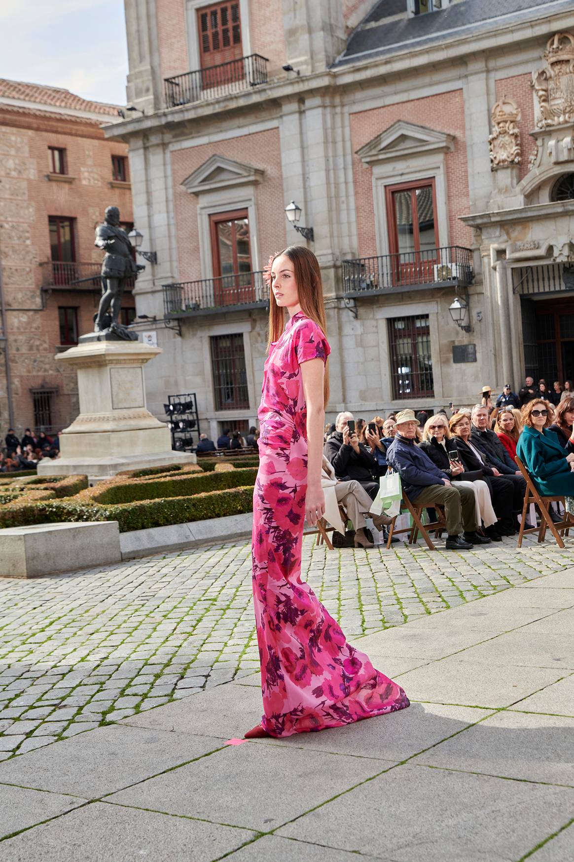 Desfile inaugural en la plaza de la Villa de Madrid de Madrid es Moda, celebrado el jueves 13 de febrero de 2025 en Madrid (España).