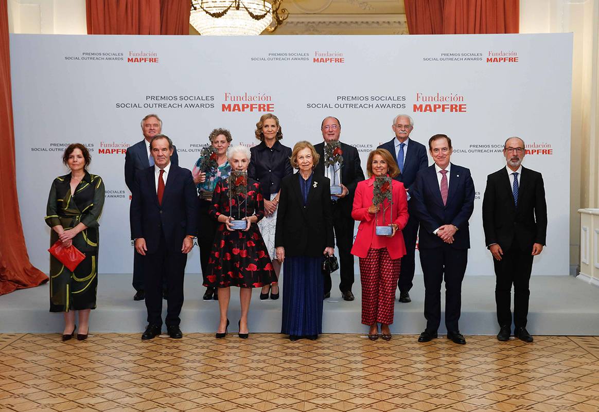 Photo Credits: Foto de familia de autoridades y galardonados durante la entrega de los Premios Sociales de la Fundación Mapfre 2022.