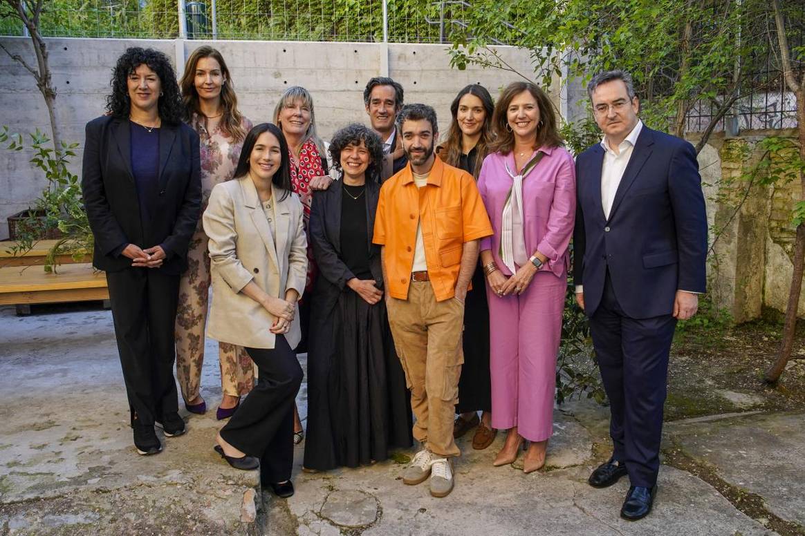 Foto de grupo con los participantes al evento sobre artesanía y sostenibilidad organizado por MBFW Madrid.