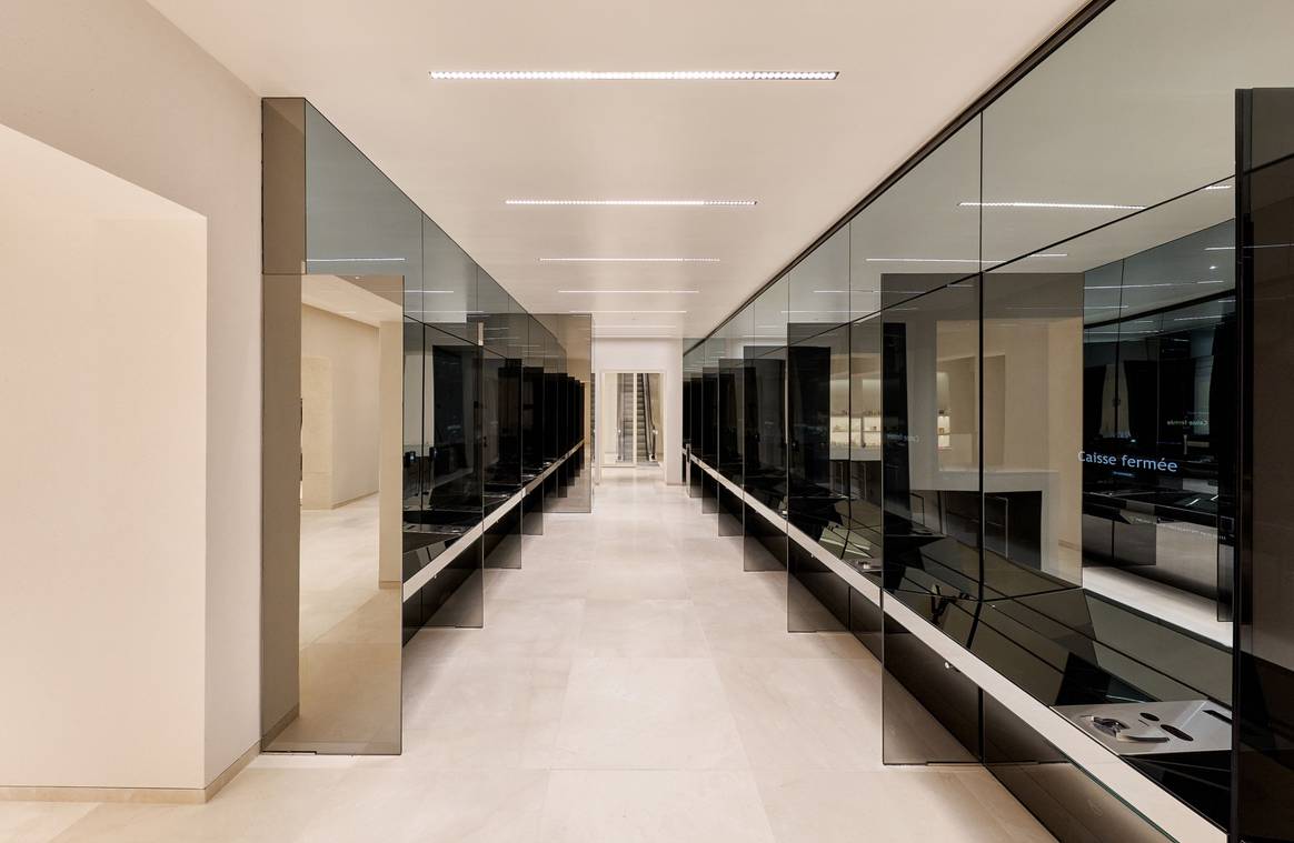 Las cajas dentro de la boutique
<p>Zara en la rue de Rivoli." /></p>
  <figcaption>Las cajas dentro de la boutique Zara en la rue de Rivoli. <em>Créditos: Cortesía de Zara</em></figcaption>
</figure>
<figure>
  <img src=