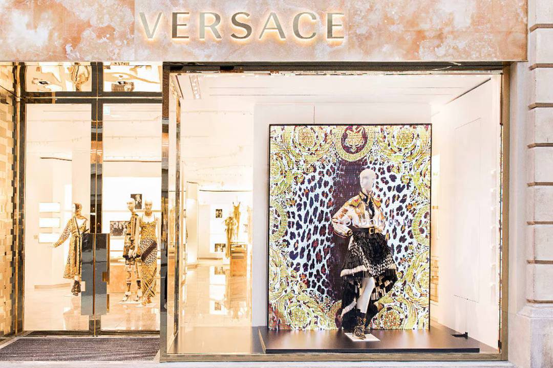 Exterior de una tienda de Versace.