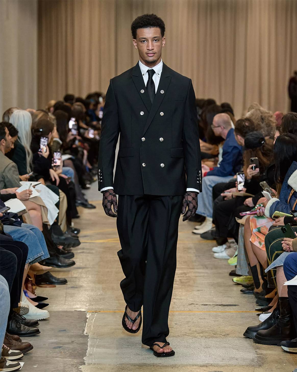 Photo Credits: Burberry, colección para la temporada Primavera/Verano 2023 SS23, última colección diseñada por Riccardo Tisci como director creativo. Burberry, página oficial.