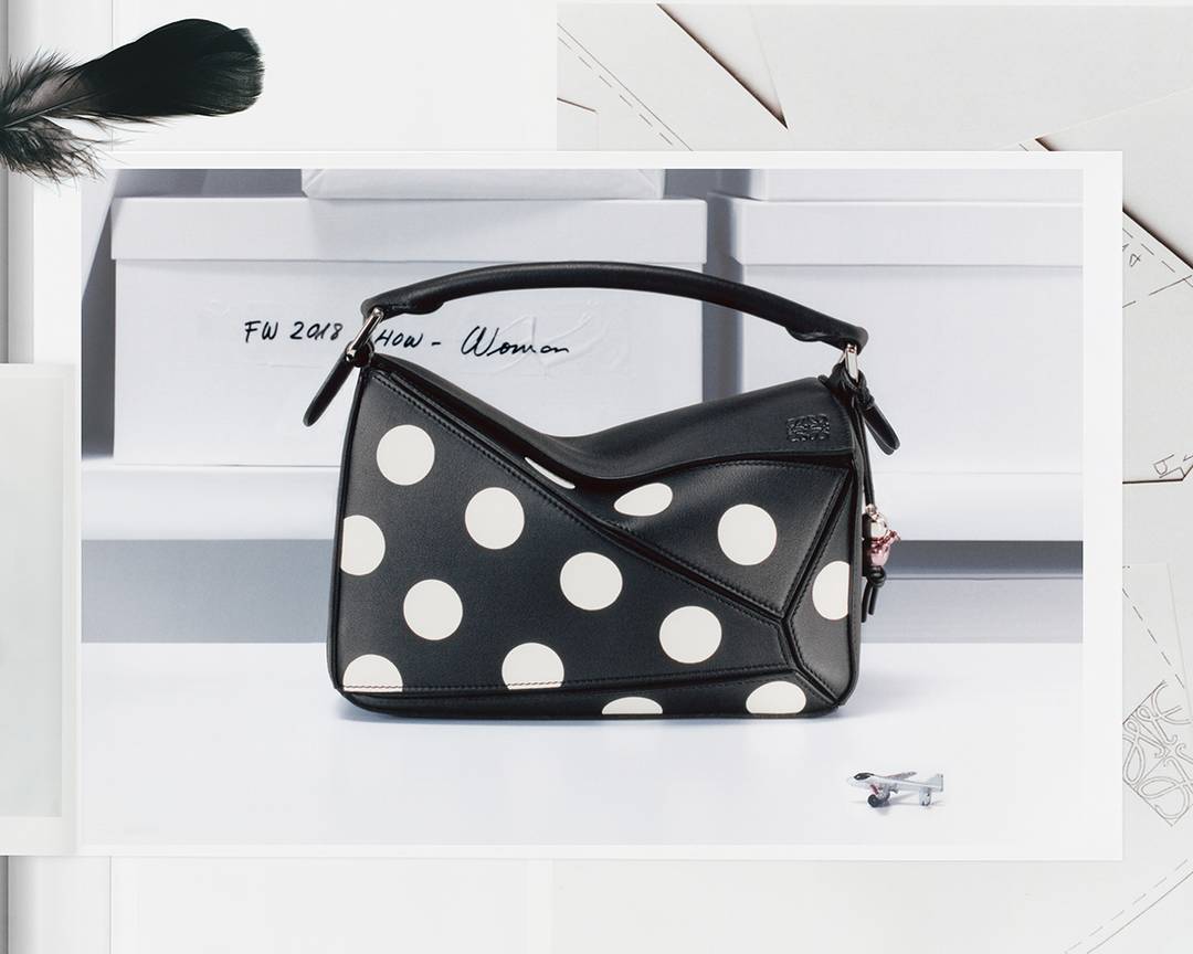 Modelo de la colección cápsula de aniversario “Puzzle 10” de Loewe por los 10 años del lanzamiento del bolso Puzzle.