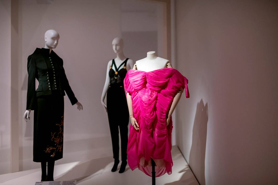 In Beeld: Modemusem Hasselt duikt in eigen collectie voor tentoonstelling ‘Dress.Code’