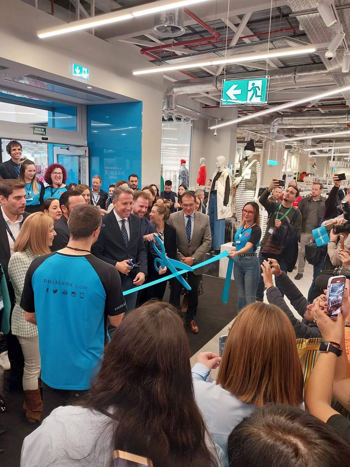 Interior de la nueva tienda de Primark en el centro comercial Parque Almenara de Lorca (Murcia).