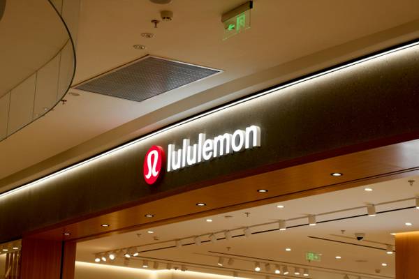 Il ceo di Lululemon Calvin McDonald lascia l'incarico dopo il calo del marcato Usa