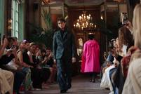  Paris accueille un défilé historique de créateurs biélorusses et internationaux à La Galerie Bourbon