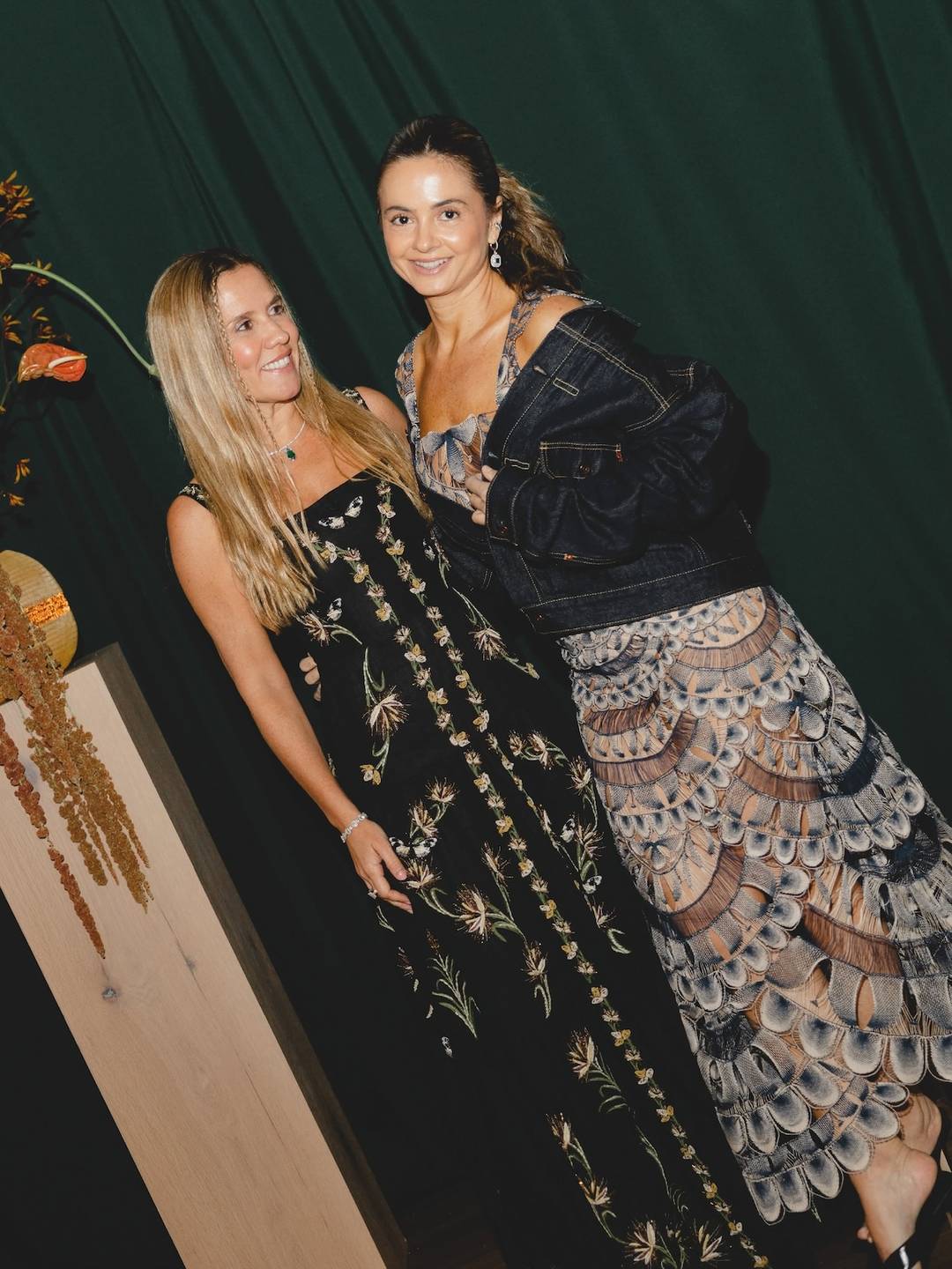 Las diseñadoras Catalina Álvarez y Mariana Hinestroza, fundadoras y directoras creativas de la firma Agua by Agua Bendita.