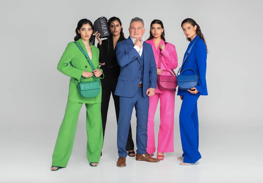 Jaime Ibiza con algunas de las bolsas de su nueva colección modeladas para la campaña de Latinas.