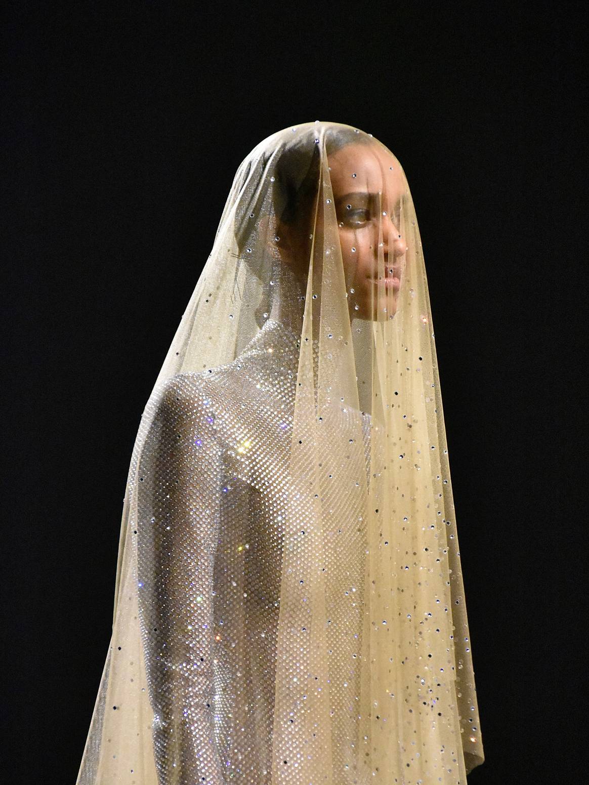 Imagen: Colección SS23 de ASHI "Moonlight and Dust" en Haute Couture Fashion Week Paris, por Alicia Reyes Sarmiento