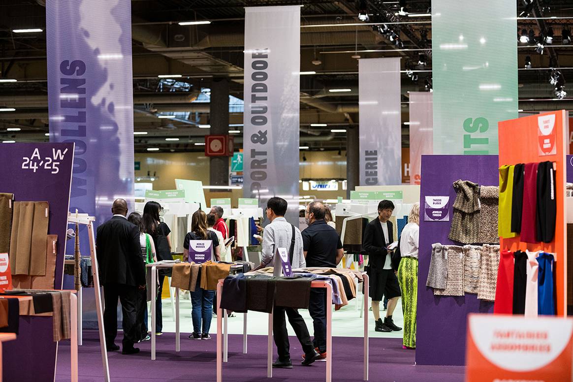 Credits: Intérieur du salon international Première Vision Paris lors de son édition de juillet 2023, pour la présentation des nouveautés et des tendances de la saison automne/hiver 2024/2025. Photo de courtoisie.