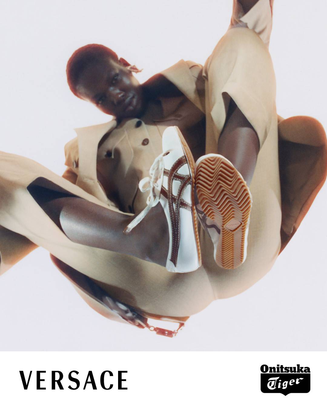 Le sneaker nate dalla collaborazione tra Versace e Onitsuka Tiger