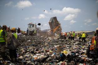 De schaduwkant van de modewereld - een bezoek aan een gigantische tweedehands textielmarkt in Ghana