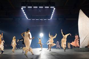 Desfile coreografiado en París de Issey Miyake para homenajear a su estilista fallecido