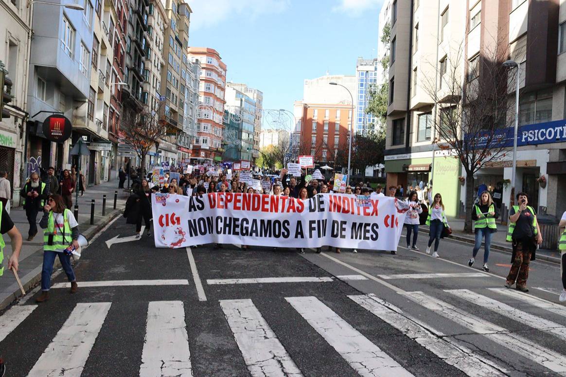 Photo Credits: Movilización en La Coruña (Galicia) de las dependientas y de los trabajadores en tienda de Inditex con motivo de la huelga convocada para los días del 24 y del 25 de noviembre de 2022. CIG, página oficial.