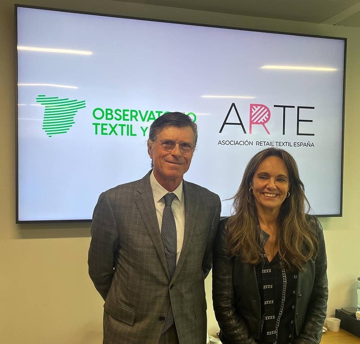 Juan Parés, presidente del Observatorio del Textil y de la Moda, junto a Ana López-Casero, presidenta de Arte.