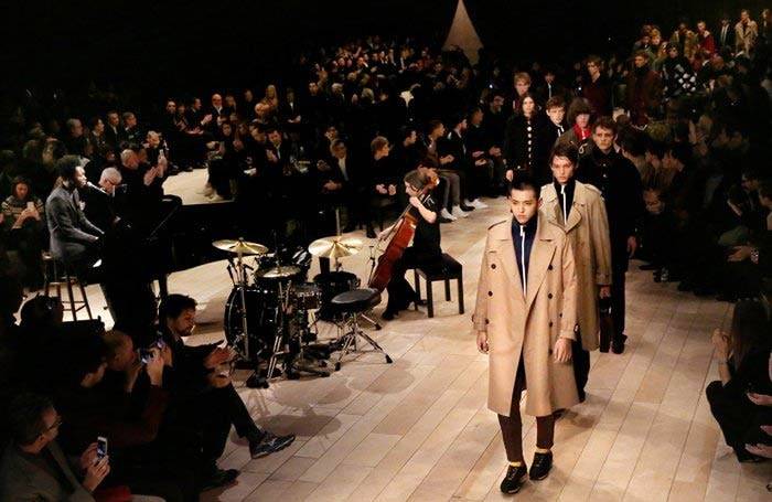 Burberry gooit roer om met catwalkshows en verkoopstrategie