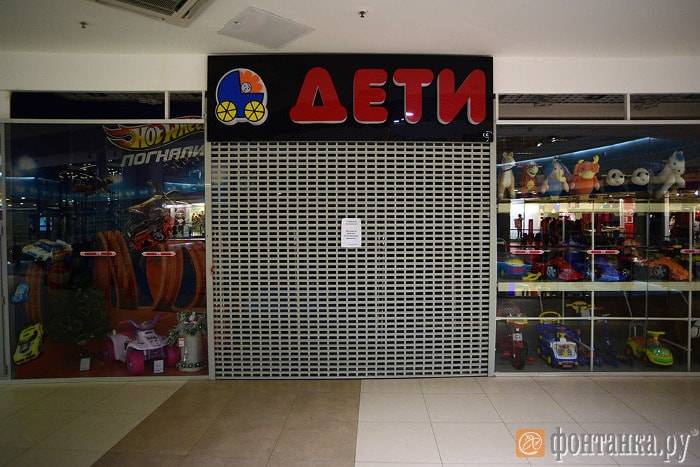 ТЦ Петербурга опустели: арендаторы уходят "пачками"