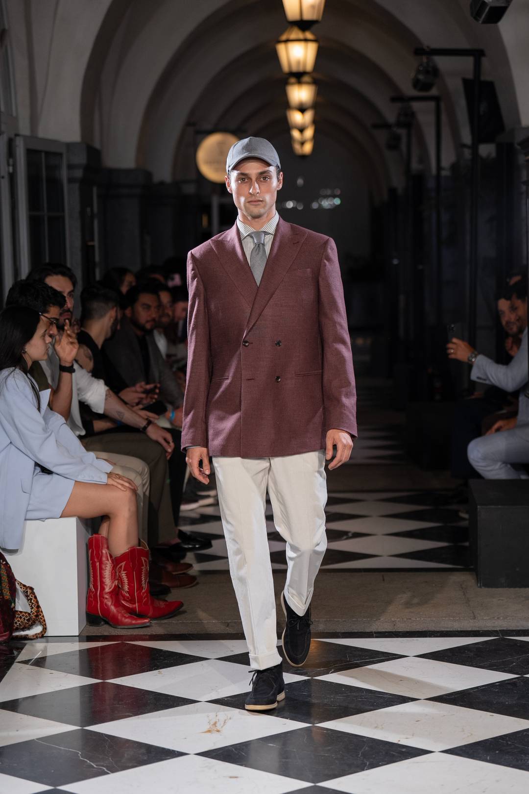 Varios looks combinaron pantalones claros con sacos más obscuros.