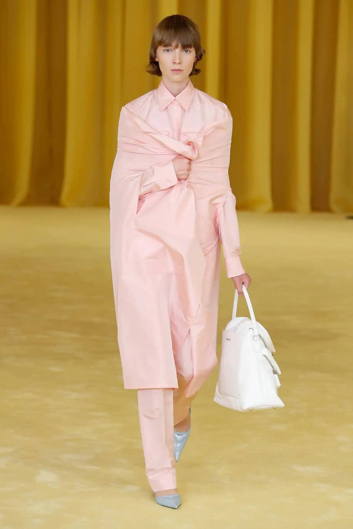 Prada deslumbra con el “baile de debutantes” de Miuccia Prada y Raf Simons