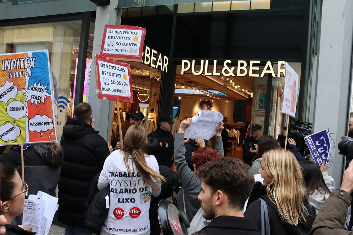 Photo Credits: Movilización en La Coruña (Galicia) de las dependientas y de los trabajadores en tienda de Inditex durante la primera jornada de huelga del jueves 24 de noviembre de 2022. CIG, página oficial.