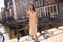 Stadslicht en lentestemming: LolaLiza kiest Romy Monteiro voor gerichte Nederlandse capsulecollectie bij Wehkamp
