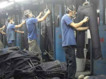 Sandstrahlen von Jeans immer noch verbreitet