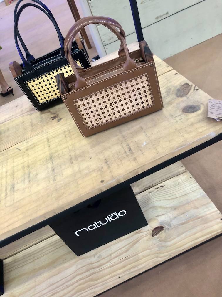 Bolsas de couro e palha, em estande de acessórios