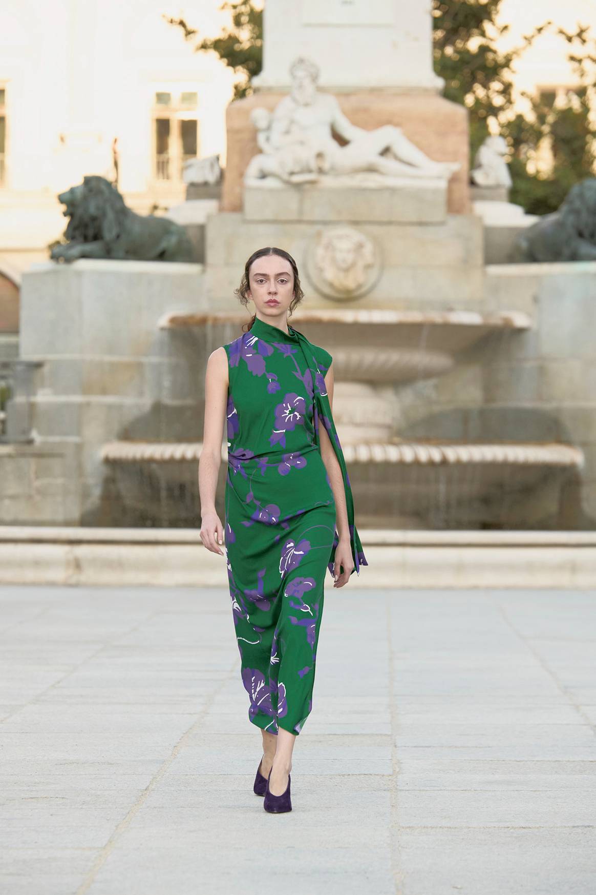 Diseño de Roberto Torreta. Desfile inaugural de Madrid es Moda en la plaza de Oriente de Madrid, el sábado 13 de septiembre de 2025.