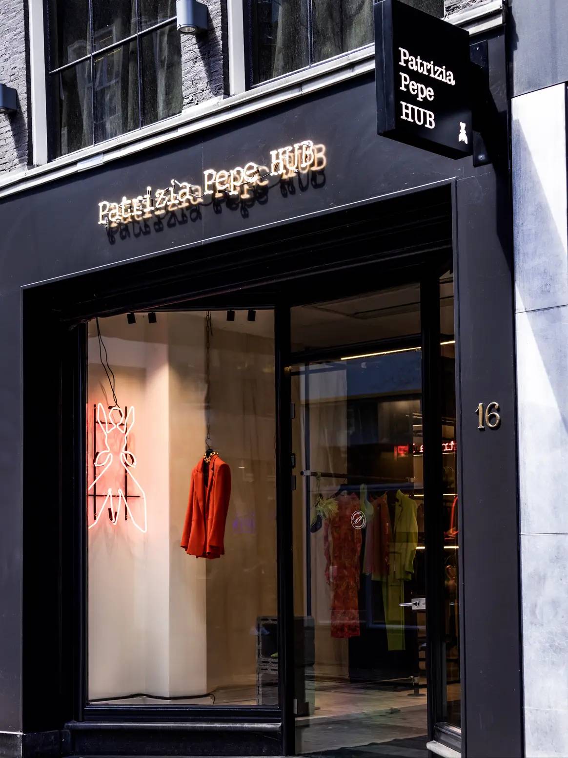 Il nuovo Hub Patrizia Pepe ad Amsterdam, immagini via Upr