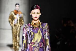 Fini le décalage, des designers vont présenter des vêtements de saison