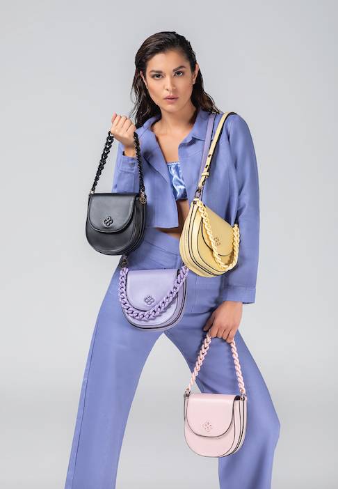 Bolsos más pequeños, con cadenas y en tonos pastel resaltan en la colección.