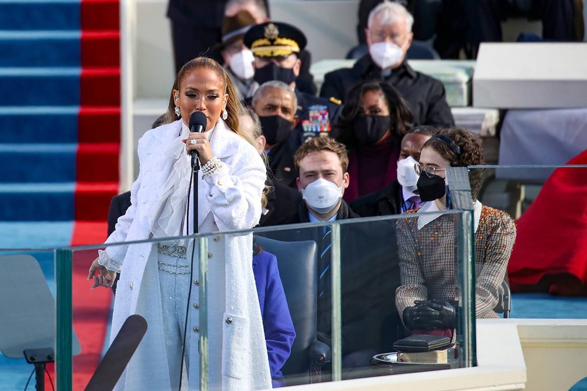 Jennifer Lopez apuesta por un “total look” de Chanel para su actuación en la investidura de Joe Biden