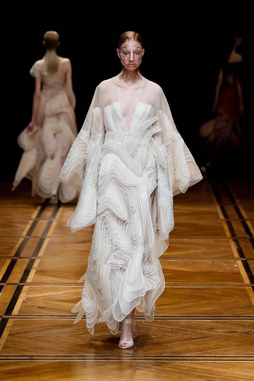 Kijken: De kleurrijke haute couture collectie van Iris van Herpen