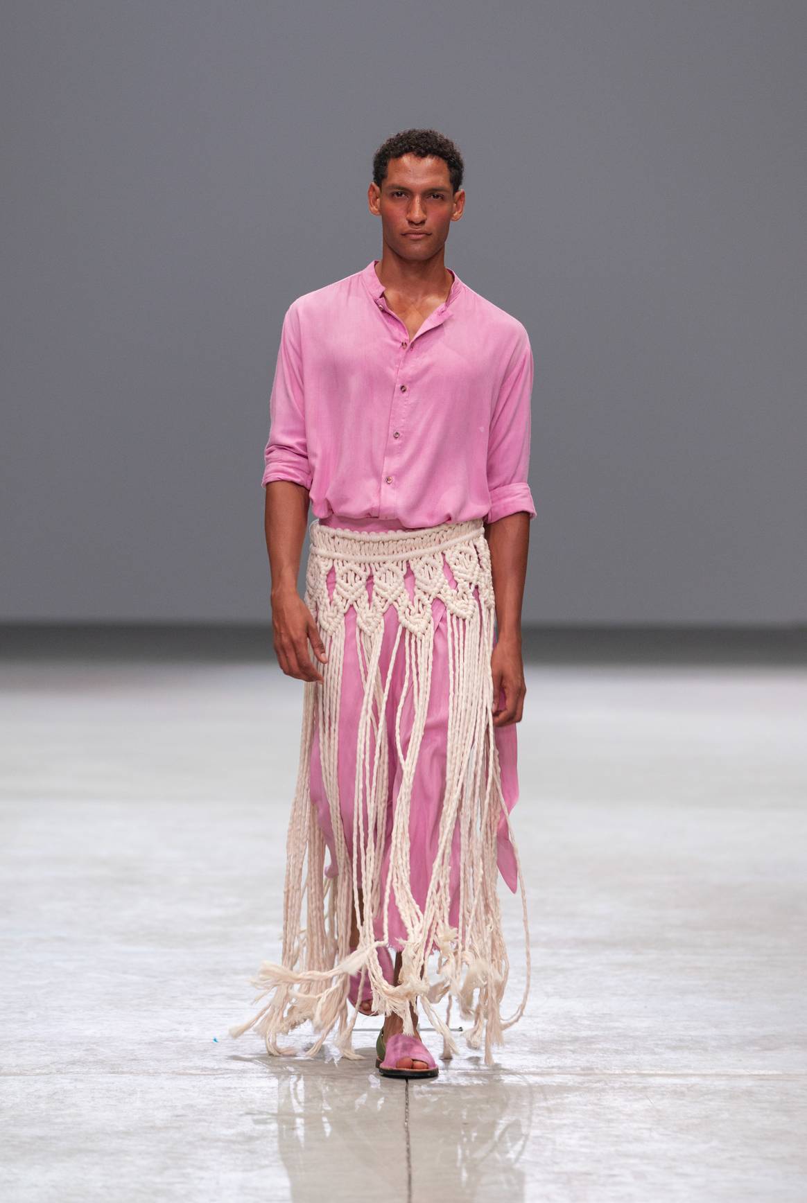 El uso de cinturones grandes tejidos de color beige con barbas asimétricas se usaron de manera unisex, todos ellos de diferentes anchos. Algunos con barbas que llegaban hasta la pantorrilla y otros que simplemente enmarcaban la cintura.